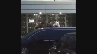 بچم کای لنگ لنگان دیگه نمیتونه کنسرتو ادامه بده و وارد ماشین میشه:'( :'( :'( :'( :'( :'( (اکسو)