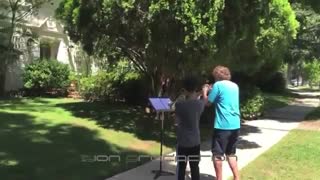 نواختن موزیک جنگ ستارگان توسط دو نوجوان برای جان ویلیامز آهنگساز آن فیلم