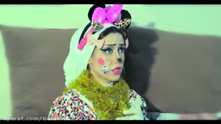 خخ عرفان و اذر خرم ..خیلی باحاله ..صورتشو مثل گربه درست کرده