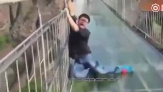 وحشت مردم در روی پل شیشه ای چین!!
