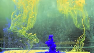 جوهر های رنگی در آب