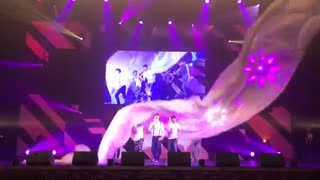 Kiseop Instagram's Update وقتی وسط تمرین یهو پرده نمایش میوفته رو سرسوهیون و کیسوپ خخخ XD