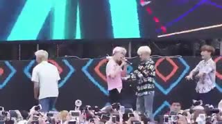 کنسرت fire از گروه bts در هوای آزاد