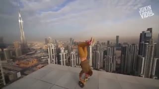 حرکات آکروباتیک وحشتناک لبه یک آسمان خراش در دوبی
