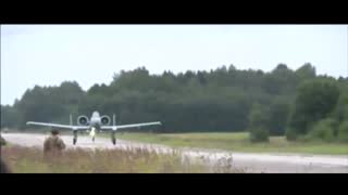 لحظه ورود جنگنده‌های امریکایی در بزرگراهی در استونی