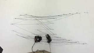 رباتی که با فیبر کربنی سازه های مختلف روی دیوار می بافد [تماشا کنید]