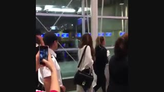 سلناگومز در حال خروج از فرودگاه