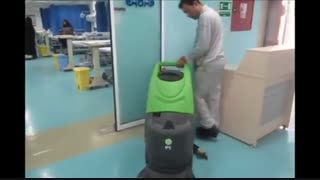 نظافت و شستشو کف مراکز درمانی با دستگاه های پیشرفته زمین شوی-اسکرابر