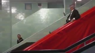 قرار دادن سرسره به جای پله برقی در مترو