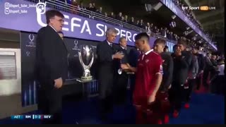 مراسم اهدای مدال و جام سوپر کاپ اروپا