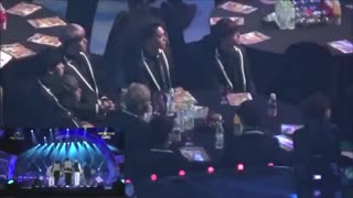 عکس العمل اکسو به بی تی اس at Seoul Music Awards EXO's Reaction to Bangtan's (방탄소년단) Perf.