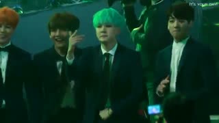 وقتی شوگا رپمان رو از بین جمعیت میبینه *-* MFBTY