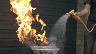 آب علیه آتش به صورت اسلوموشن