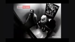 دختر در حجاب در است تا آسانسور