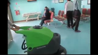 نظافت و پاکسازی کف مراکز درمانی با دستگاه های پیشرفته زمین شوی-اسکرابر