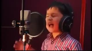 کودک آوازخوان افغانستانی