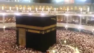 جمعیت بی شمار در حال طواف گرداگرد کعبه..