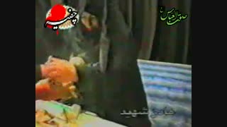 لحظه دیدار مادر و همسر شهید با استخوانهای شهید