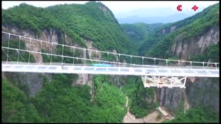 بازگشایی رسمی بزرگترین پل شیشه ای جهان در چین