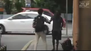 دوربین مخفی بسیار جالب واکنش مردم در برابر افتادن عمدی پول ... در پایان صحنه بسیار تکان دهنده ای خواهد دید