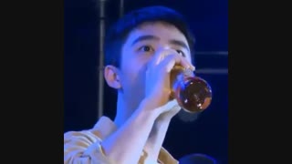 کیونگی (دی او) نوشیدنی‌خوردو..  اهههههه کشیدنش منو به سکوت وا داشت