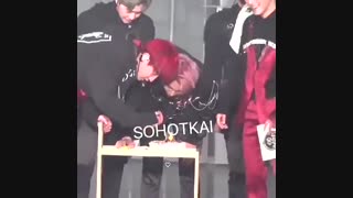 کای رید تو کیک خخخخخخخ واکنشای بقیه خعلی باحالهٍ سوهو که خودشو خفه کرد0____EXO