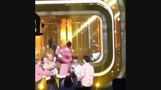 پرت کردن دی او در هوا :) در کنسرت امروز؛و شل شدن دوباره ی چان :/و زدنه خود به بیخیالی!!تقدیمی تولده آمینا جان