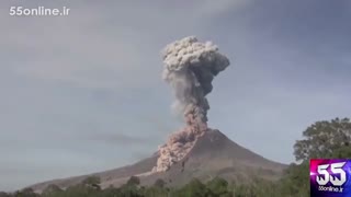 لحظه فوران آتش فشانی در اندونزی