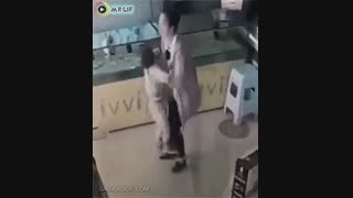 اینم شد مادر خب نمی تونی بچه بغل کنی نکن!