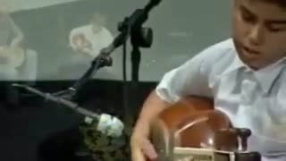 تکنوازی تار این نوجوان در حضورشجریان،جلیل شهناز شاهزیدی