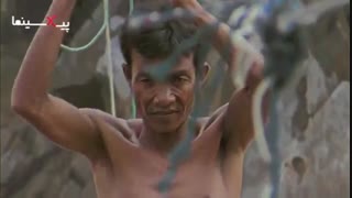 سکانسی از سیاره انسان‌ها ماهیگیری به قیمت جان در آب‌های خروشان