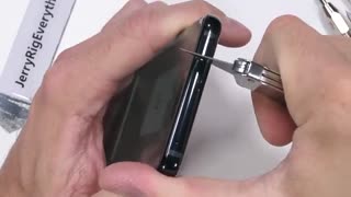 تست مقاومت گوشی LG G8