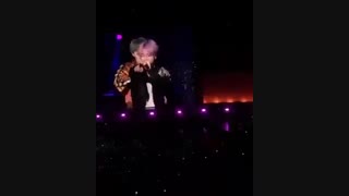 و یکبار دیگر برگشتم با !!! افتادن جیمین از روی صحنه :)