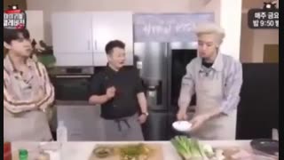 وقتی چانیول قبل از اینکه غذارو بخوره بوسش میکنه