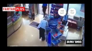 سگ ولگرد برای درمان زخم‌هایش به داروخانه پناه برد!